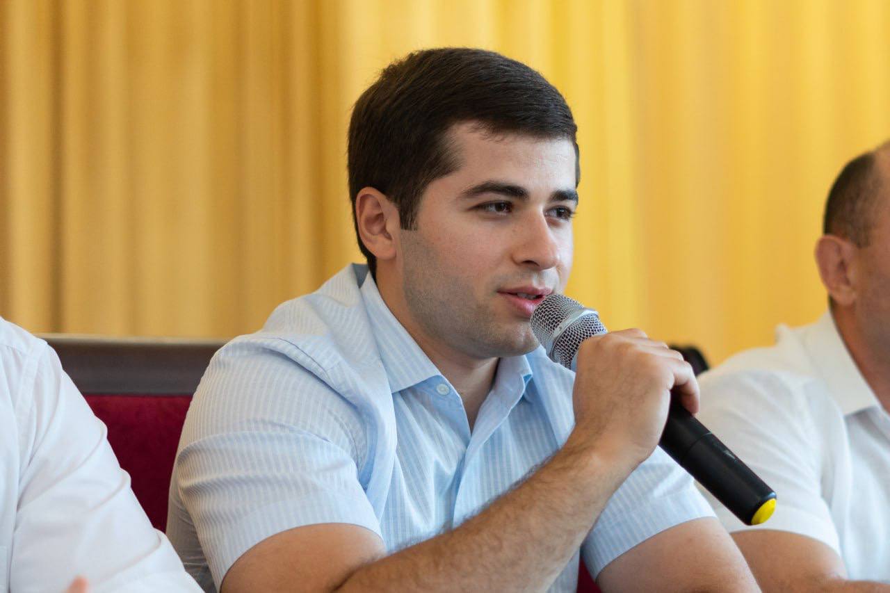 Солтан Узденов провел встречу с жителями Малокарачаевского района