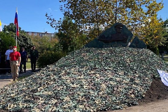 Во Владикавказе открыли мемориальный знак герою-подводнику Астану Кесаеву