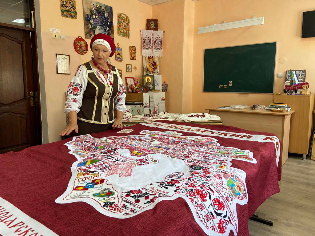 Депутат Госдумы Иван Демченко выразил благодарность мастерицам из Абинского района в День образования Краснодарского края