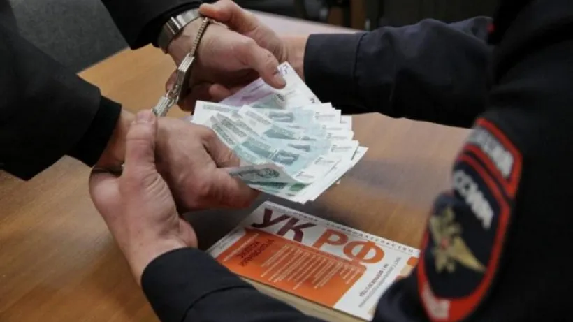 Участковый в Черекском районе принял взятку от мужчины, которого грозил лишить родительских прав, и был пойман с поличным сотрудниками ФСБ