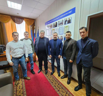 Во время региональной недели депутат Государственной Думы Дмитрий Лоцманов провел встречу с молодыми депутатами