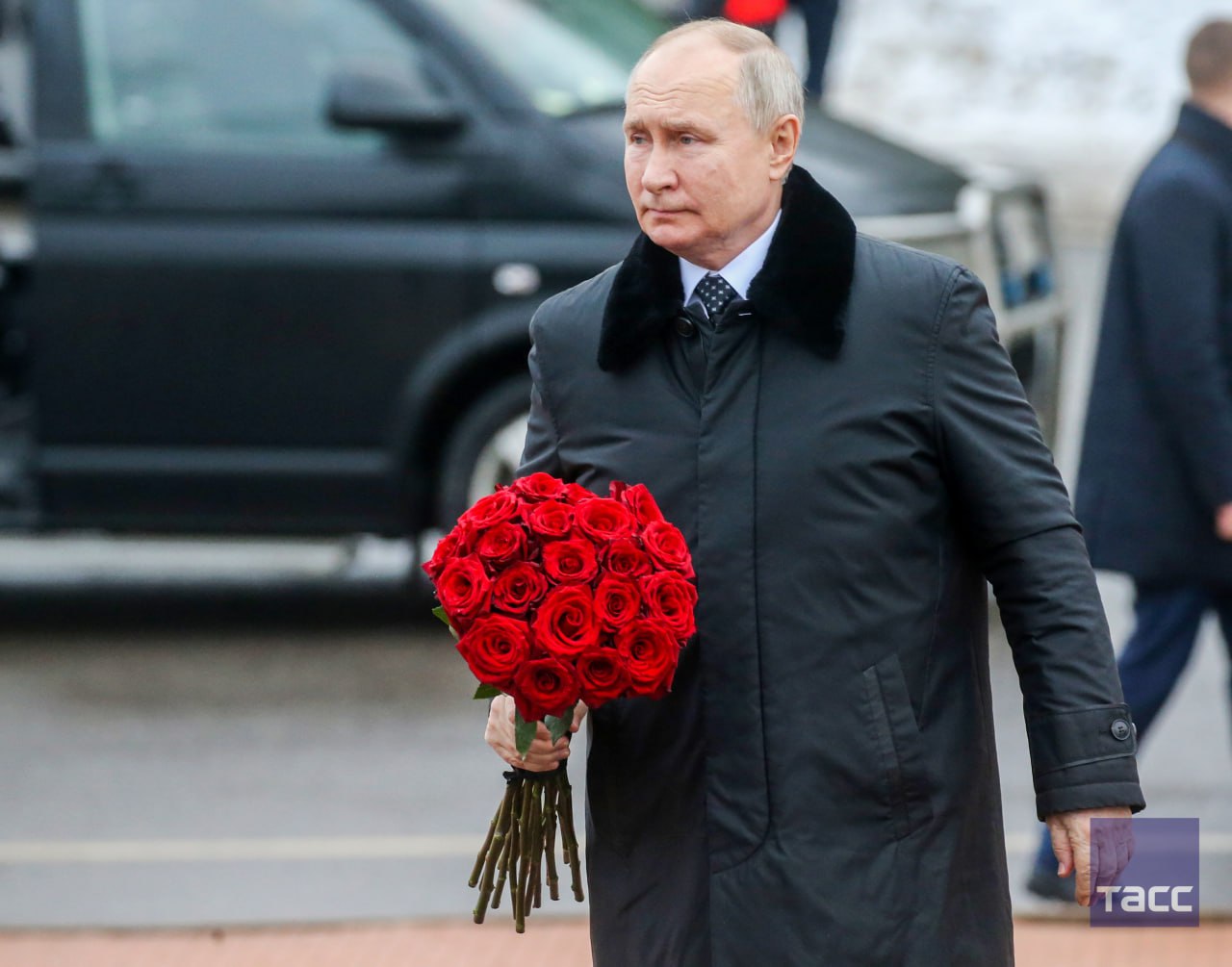 Владимир Путин в 80-ю годовщину снятия блокады Ленинграда возложил цветы к монументу "Рубежный камень" на Невском пятачке