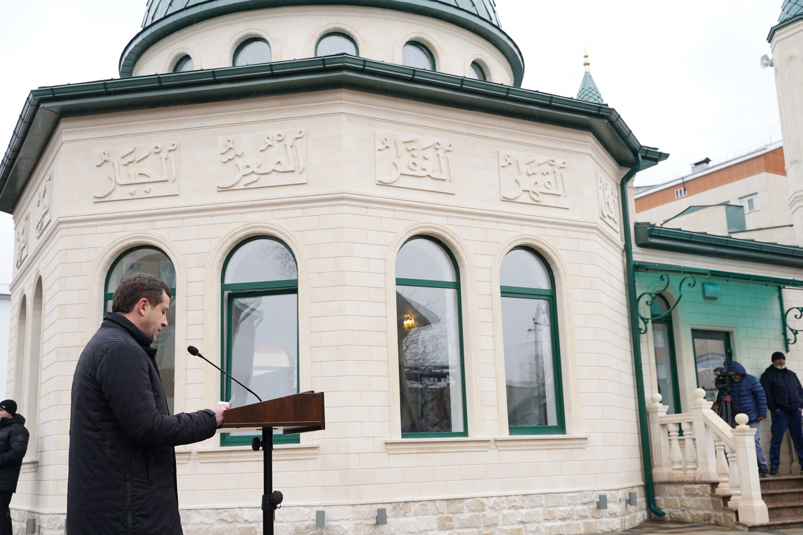 В канун мусульманского и православного постов в Карачаево-Черкесии на территории республиканской клинической больницы одновременно открылись мечеть и православная часовня