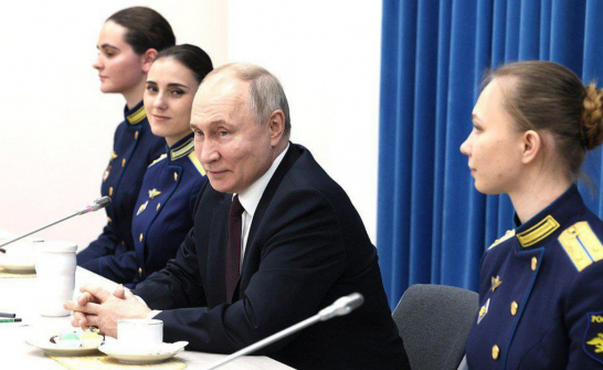 Владимир Путин провел встречу в Краснодарском авиационном училище