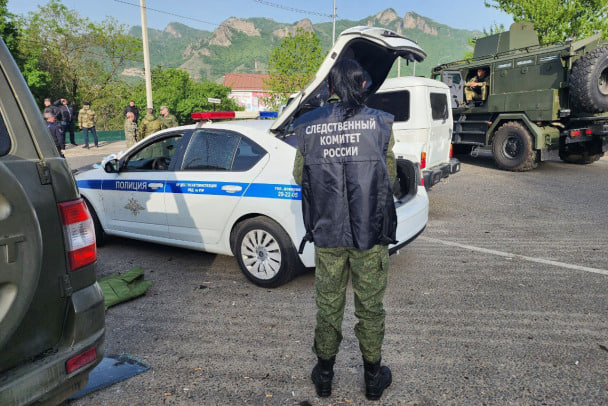 Двое полицейских погибли и четверо ранены при нападении на наряд ДПС в КЧР.
