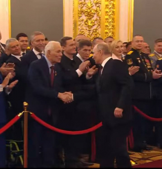 Владимир Путин пожал руку Леониду Рошалю, которого заметил среди гостей в Георгиевском зале Кремля