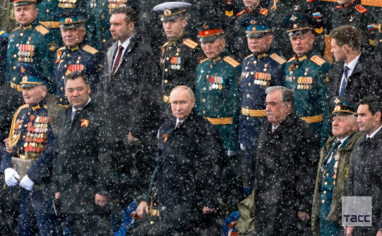 Президент России Владимир Путин поздравил жителей страны с Днем Победы