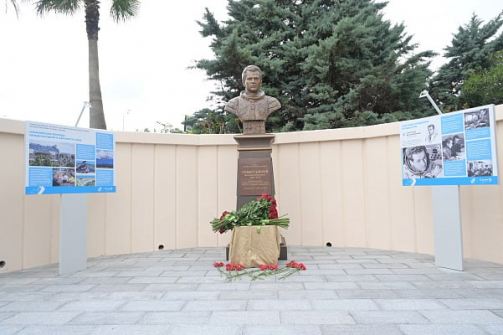В аэропорту Сочи открыли памятник космонавту Виталию Севастьянову