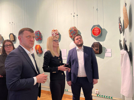 В Краснодаре открылась выставка картин на пластинах от армейских бронежилетов «Русский Стиль: Сталь»