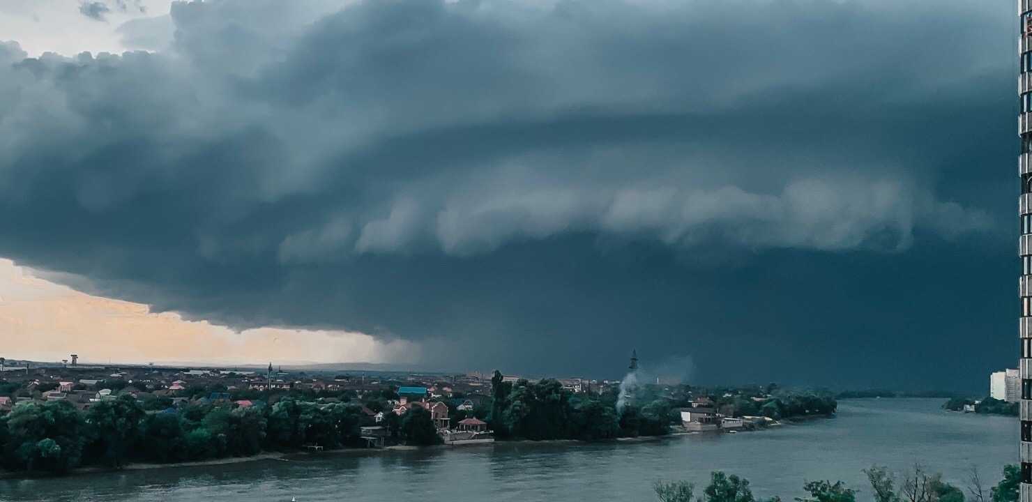 В регионах Северного Кавказа в ближайшие три дня прогнозируют сильные дожди с грозами, градом и шквалистым ветром