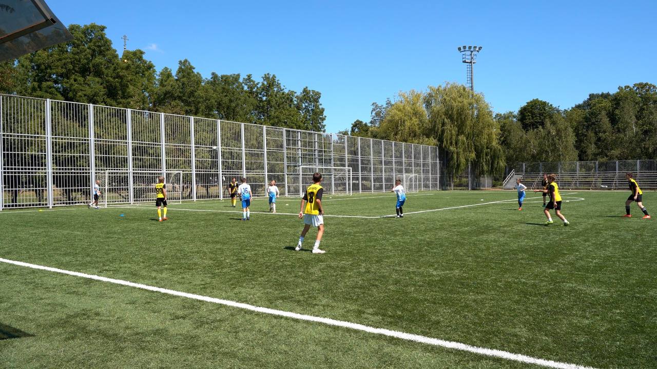 Иван Демченко поддержал ремонт футбольного поля школы «Виктория» в Славянске-на-Кубани