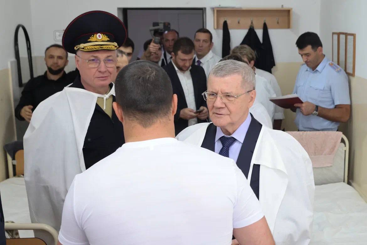 Полпред президента в СКФО посетил православный храм и синагогу в Махачкале, которые 23 июня атаковали террористы