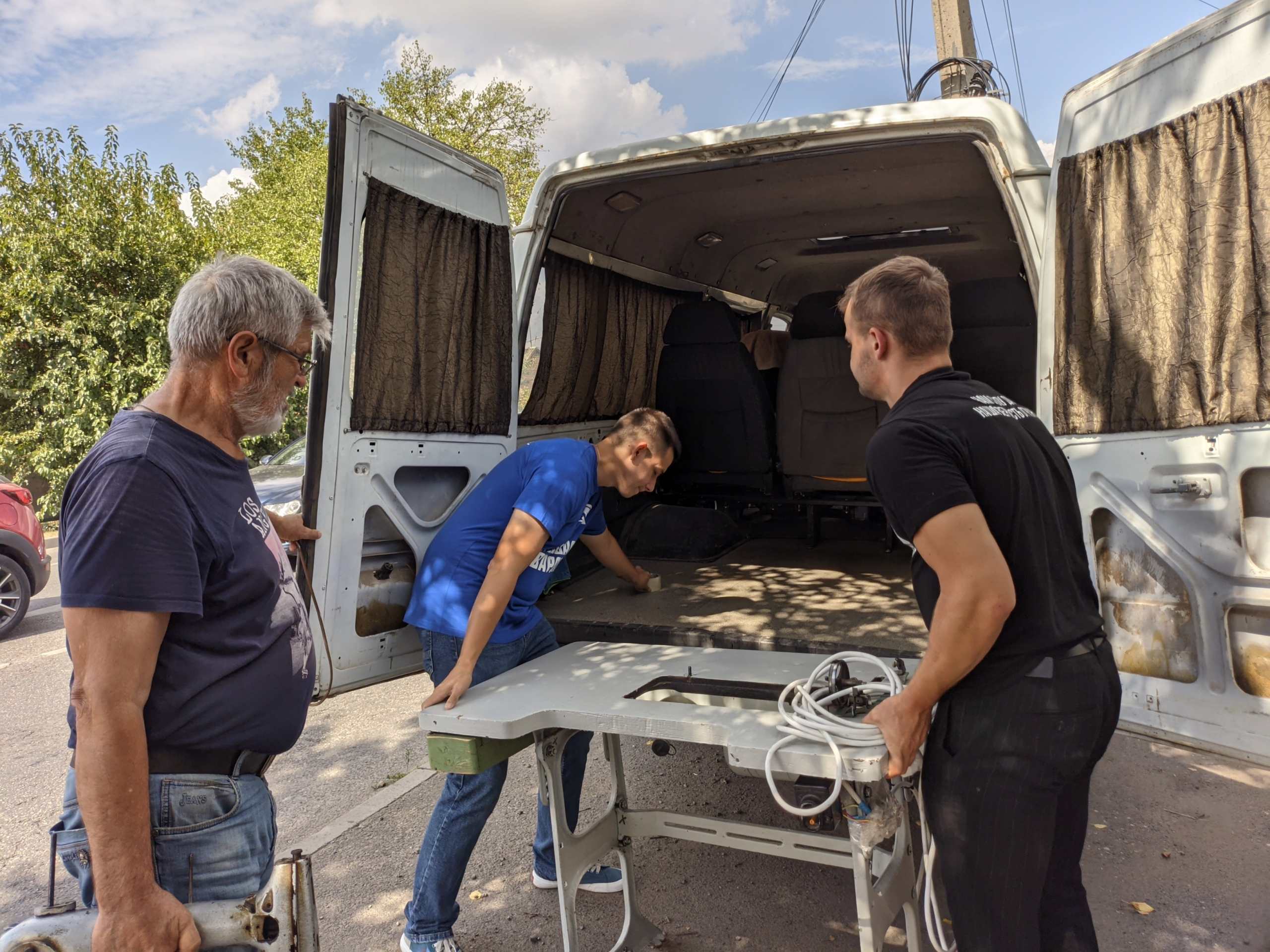 Молодая Гвардия Кубани передала швейную машинку волонтёрской группе