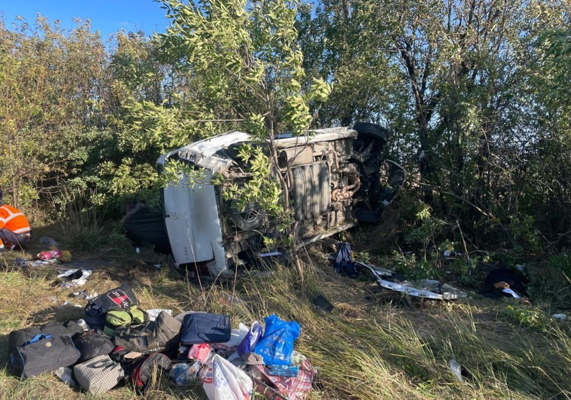 У Невинномысска погибли два пассажира перевернувшегося минивэна, ещё шестеро участников ДТП попали в больницу