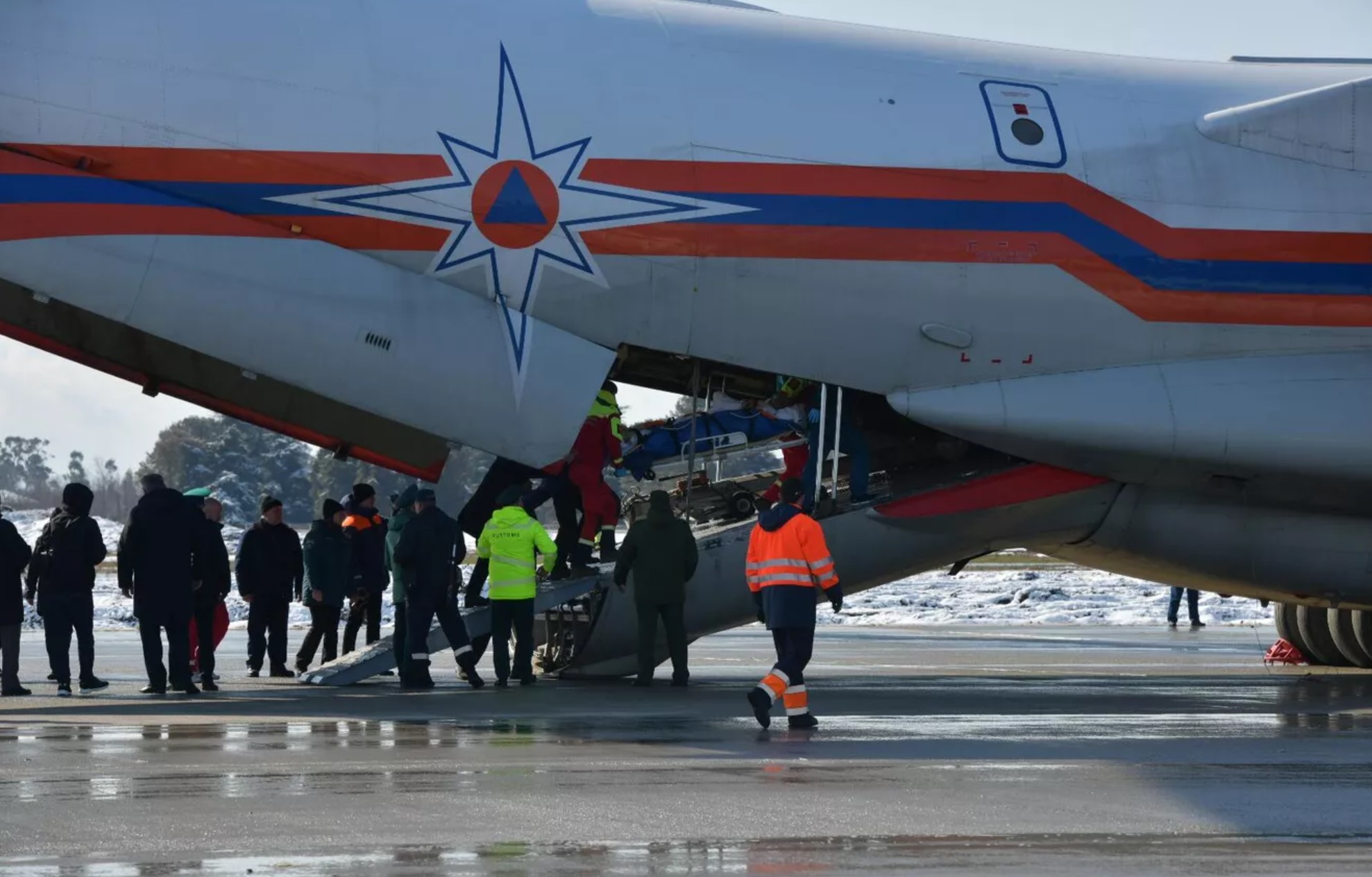 Шесть человек из Сухума доставлены для лечения в Москву на борте МЧС России