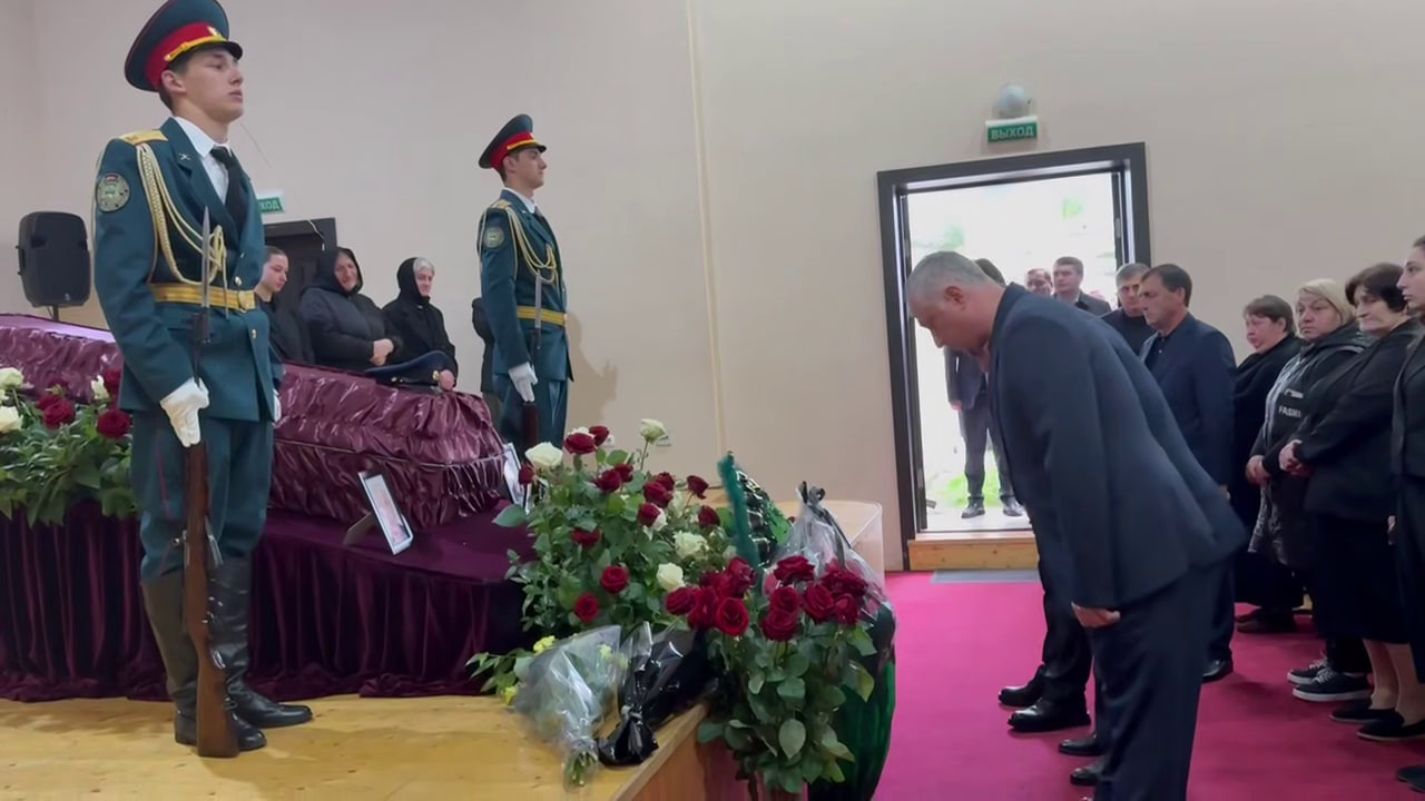 Президент Абхазии Бадра Гунба простился с добровольцем Геннадием Цыбулько