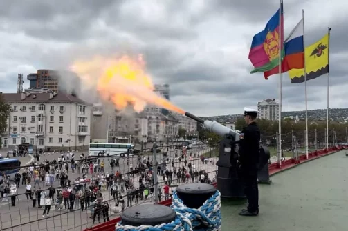 В Новороссийске юбилейный Парад Победы начался с салютного залпа крейсера «Михаил Кутузов»