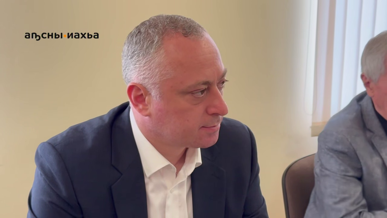 Президент Бадра Гунба посетил пострадавший из-за ураганного ветра Ткуарчал