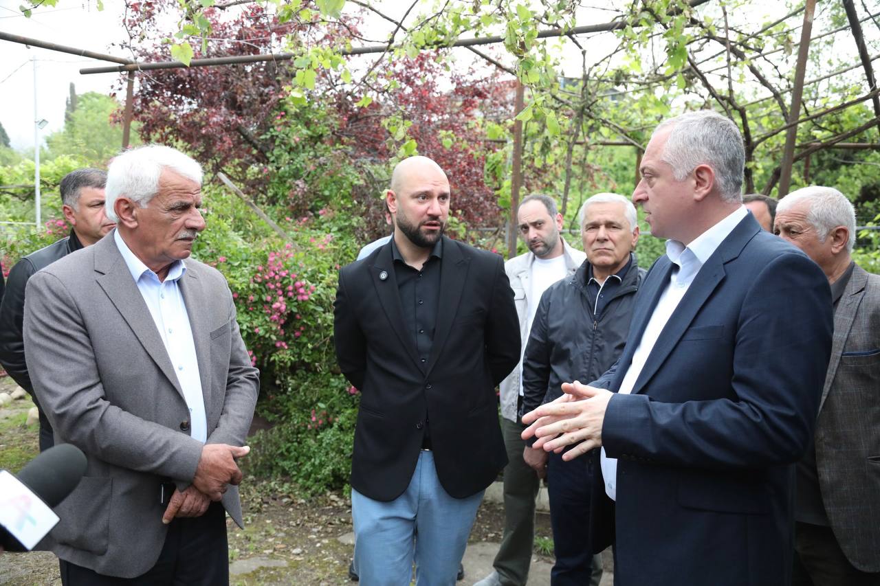 Бадра Гунба проверил ход восстановительных работ в пострадавшем от урагана Гудаутском районе