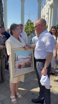 Сергей Кириенко получил памятный подарок от директора сухумской школы №2