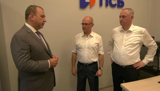 Пенсионеры Абхазии получают российские выплаты на месте: Кириенко и Гунба посетили представительство ПСБ