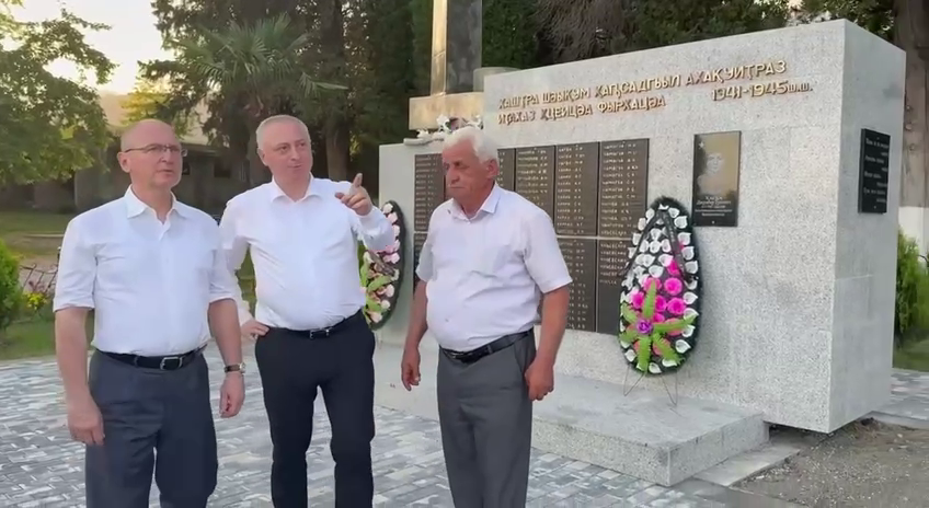 Сергей Кириенко и Бадра Гунба побывали в родовом селе главы Абхазии Ачандаре