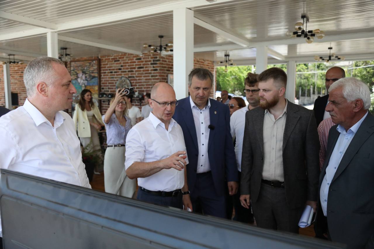 Бадра Гунба и Сергей Кириенко ознакомились с планами благоустройства набережной Гудауты