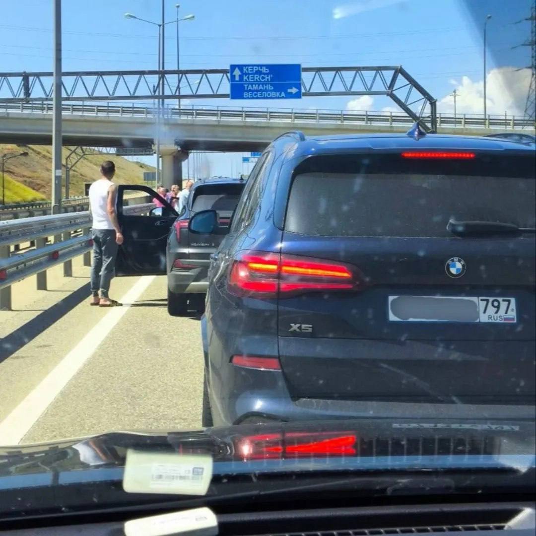 Более тысячи автомобилей стоят в очереди к Крымскому мосту