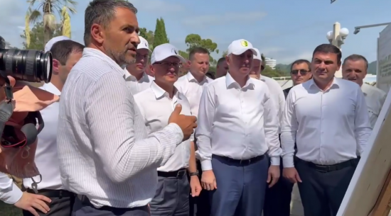 Бадра Гунба и Сергей Кириенко посетили Набережную Махаджиров в Сухуме