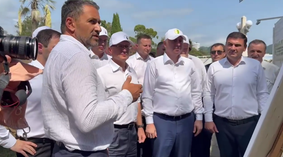 Бадра Гунба и Сергей Кириенко посетили Набережную Махаджиров в Сухуме