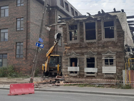 В Астрахани сносят последний деревянный дом рядом с популярным торговым центром