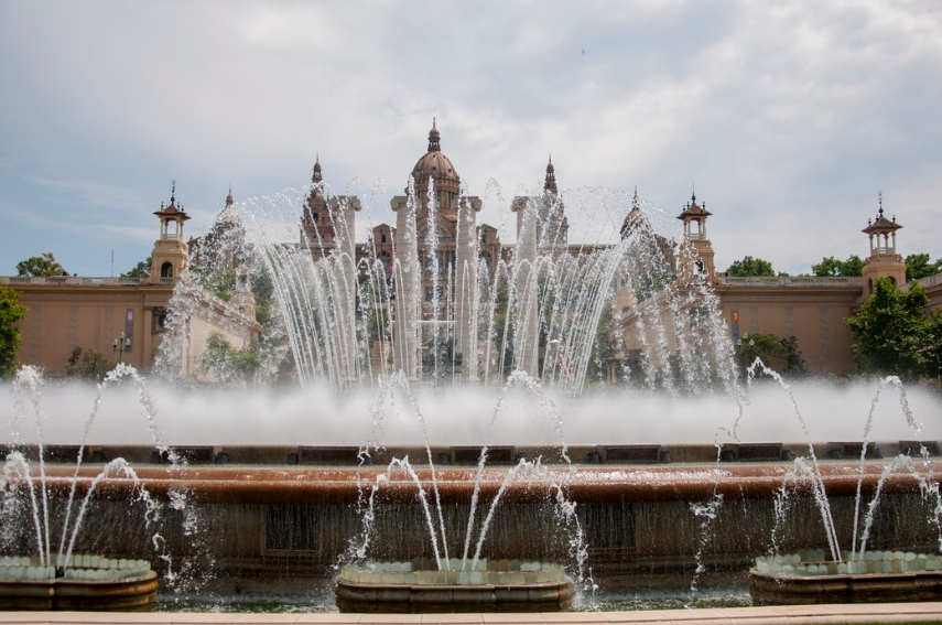 В Абрау-Дюрсо Краснодарского края продолжается сезон светомузыкальных шоу фонтанов