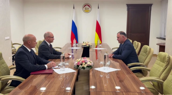 Сергей Кириенко провел рабочую встречу с президентом Южной Осетии в Цхинвале