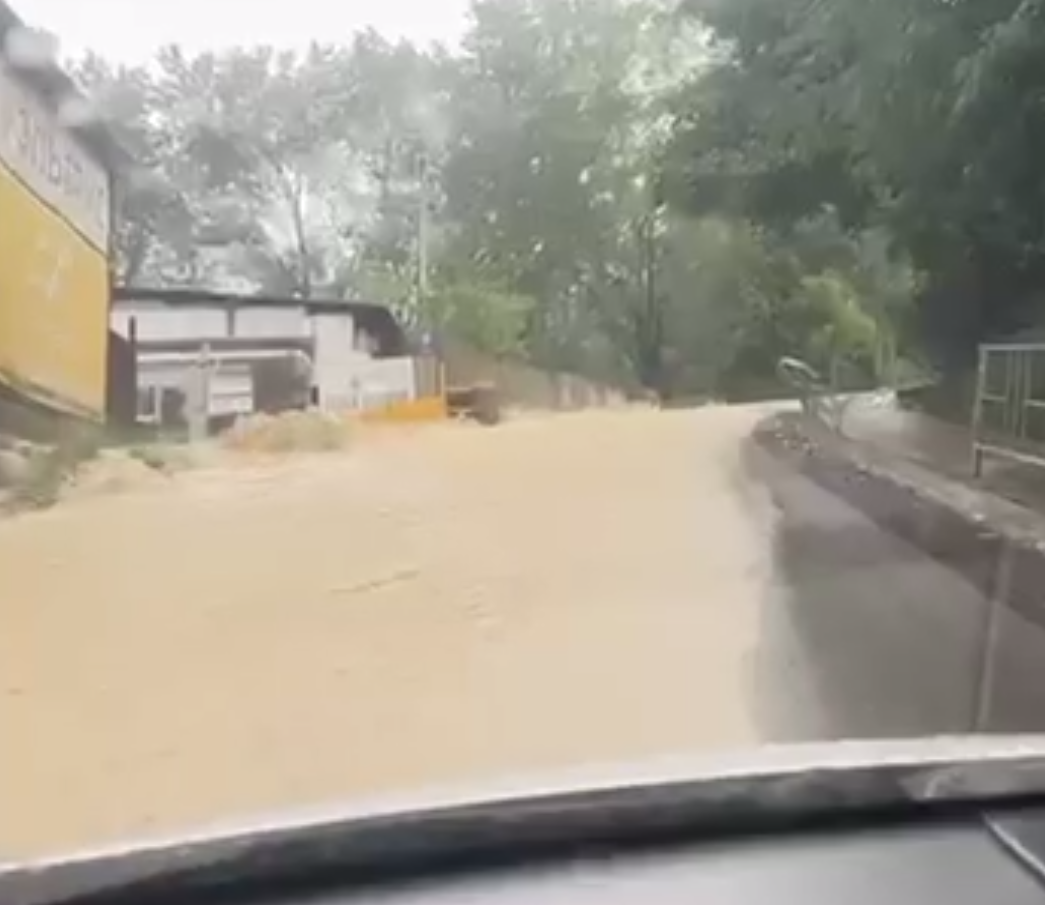 Сильные ливни вызвали подтопления в Сочи