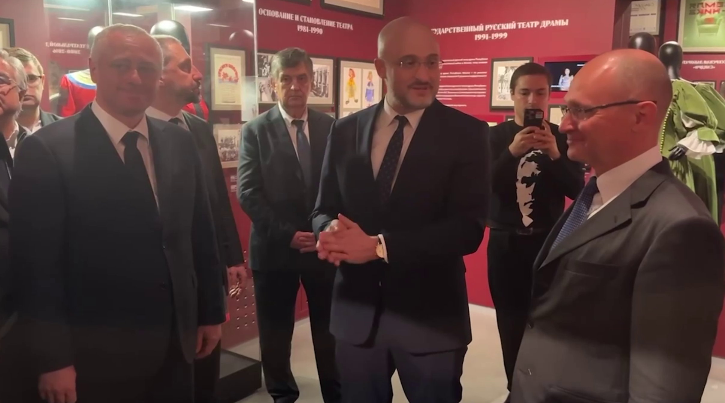 Бадра Гунба и Сергей Кириенко посетили музей театра драмы имени Фазиля Искандера в Сухуме