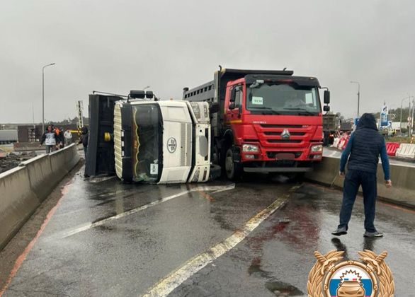Фура перевернулась на трассе М-4 «Дон» в Ростовской области, заблокировав движение
