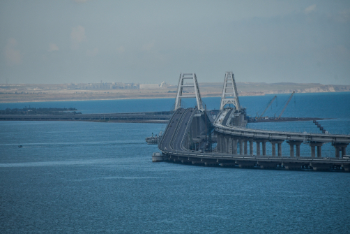 С 3 ноября вводится запрет на проезд электромобилей и гибридов по Крымскому мосту со стороны Краснодарского края