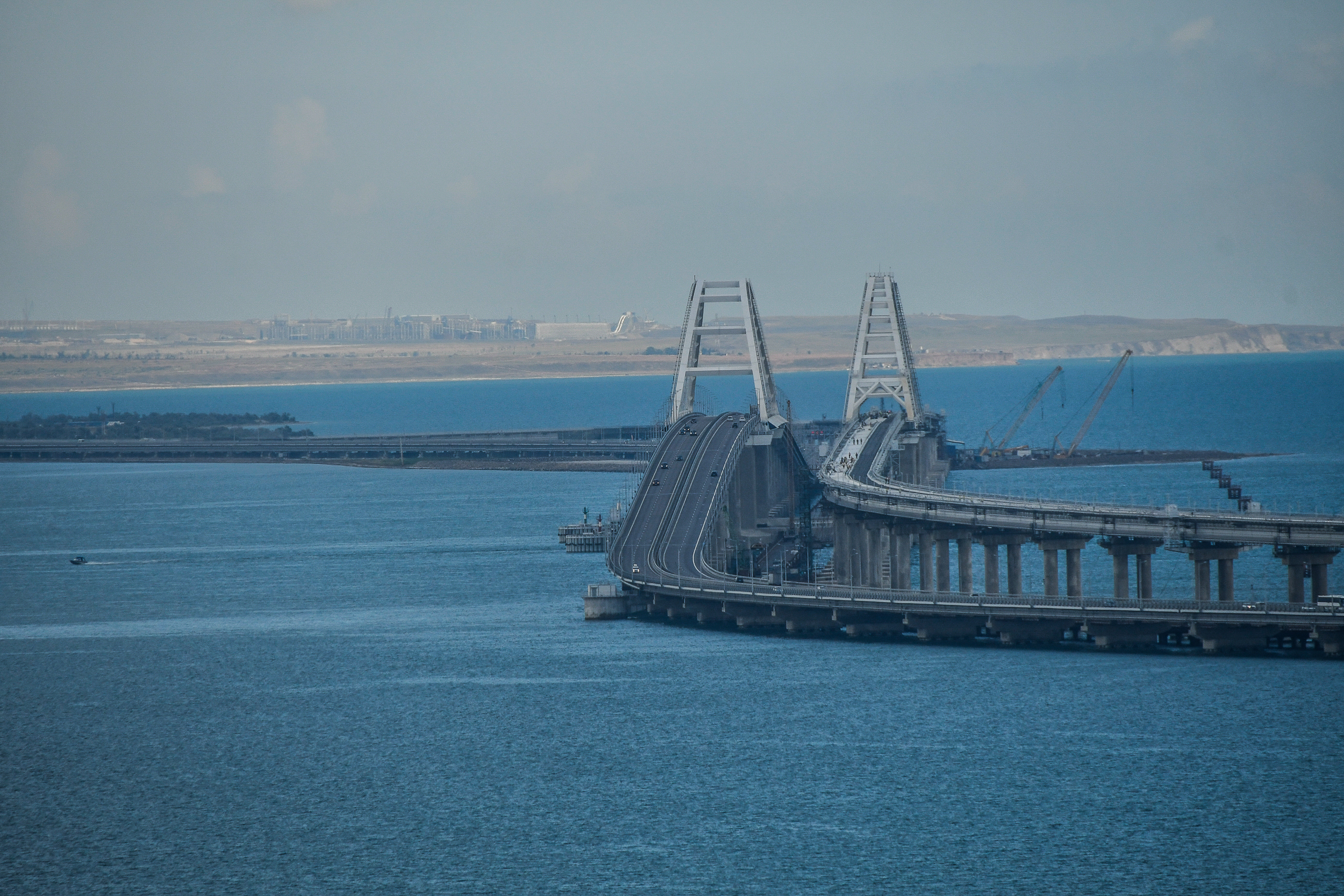 С 3 ноября вводится запрет на проезд электромобилей и гибридов по Крымскому мосту со стороны Краснодарского края