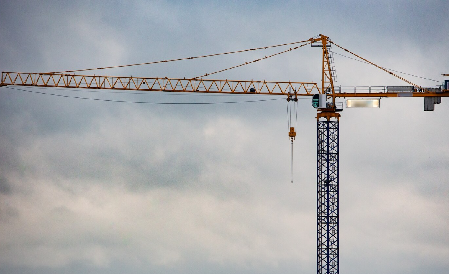 Два человека пострадали при обрушении секции башенного крана в Волгограде