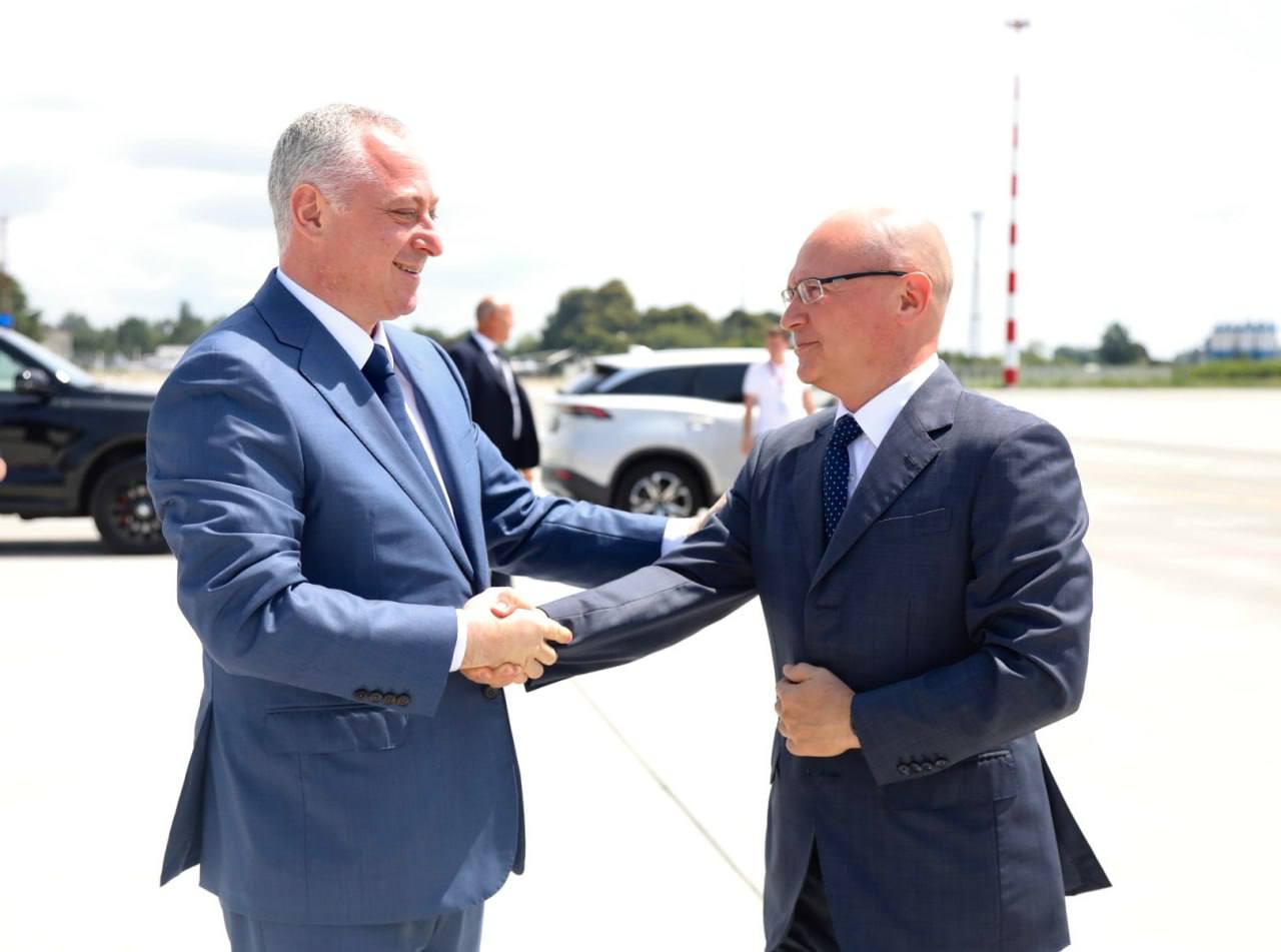 Первый замруководителя АП РФ Сергей Кириенко прибыл в Абхазию с рабочим визитом