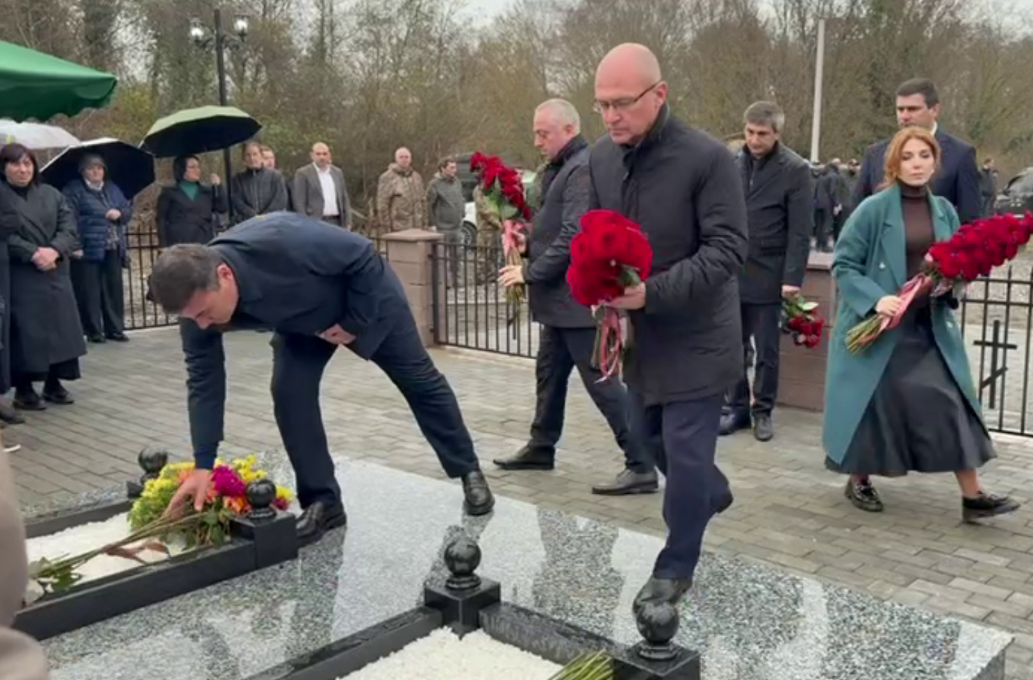 Президент Абхазии и Сергей Кириенко возложили цветы к могиле героя спецоперации Батала Бигвава