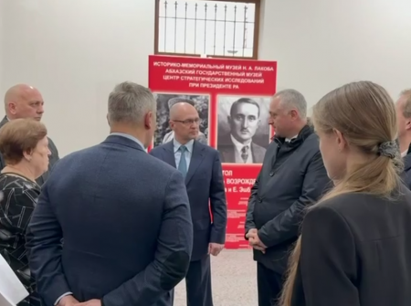 Бадра Гунба и Сергей Кириенко посетили музей Н.А. Лакоба