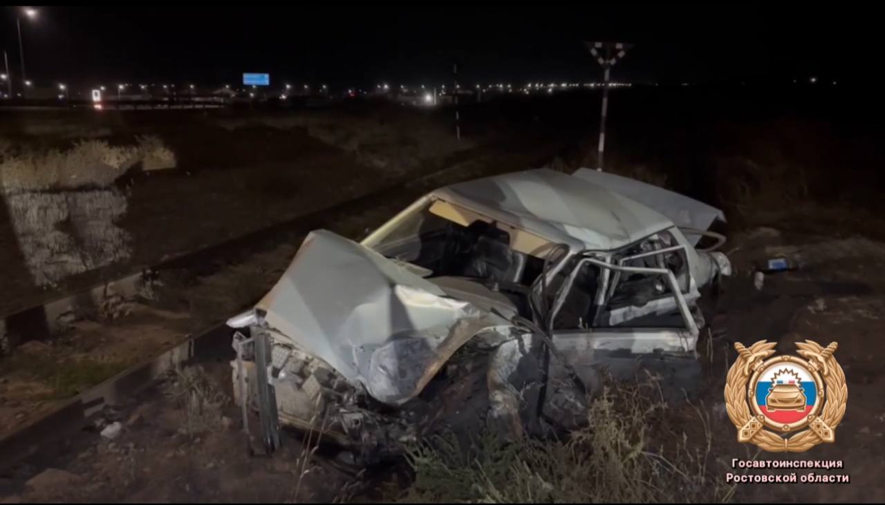 На железнодорожном переезде под Цимлянской поезд Адлер – Санкт-Петербург столкнулся с автомобилем