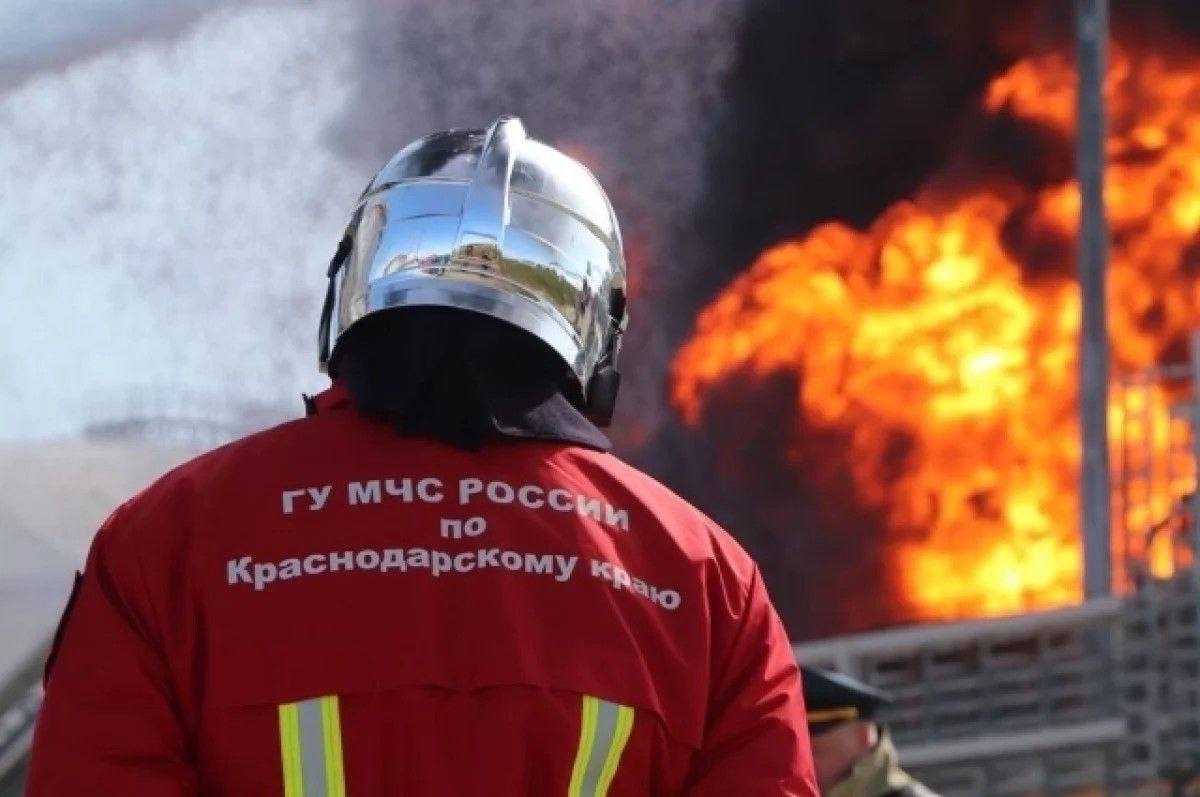 Атака БПЛА вызвала крупный пожар на нефтетерминале в порту Темрюка