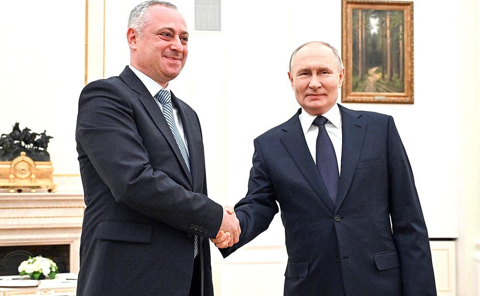 Президенты Абхазии и России обменялись новогодними поздравлениями