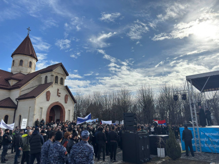 В Ессентуках прошла массовая акция в поддержку Армянской Апостольской Церкви и Католикоса всех армян Гарегина II