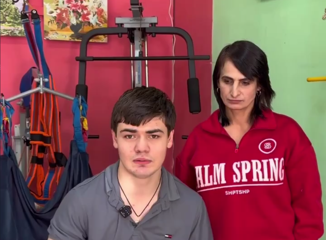 «У меня есть планы, и я иду к ним»: история 19-летнего Дениса из Абхазии, который борется с ДЦП