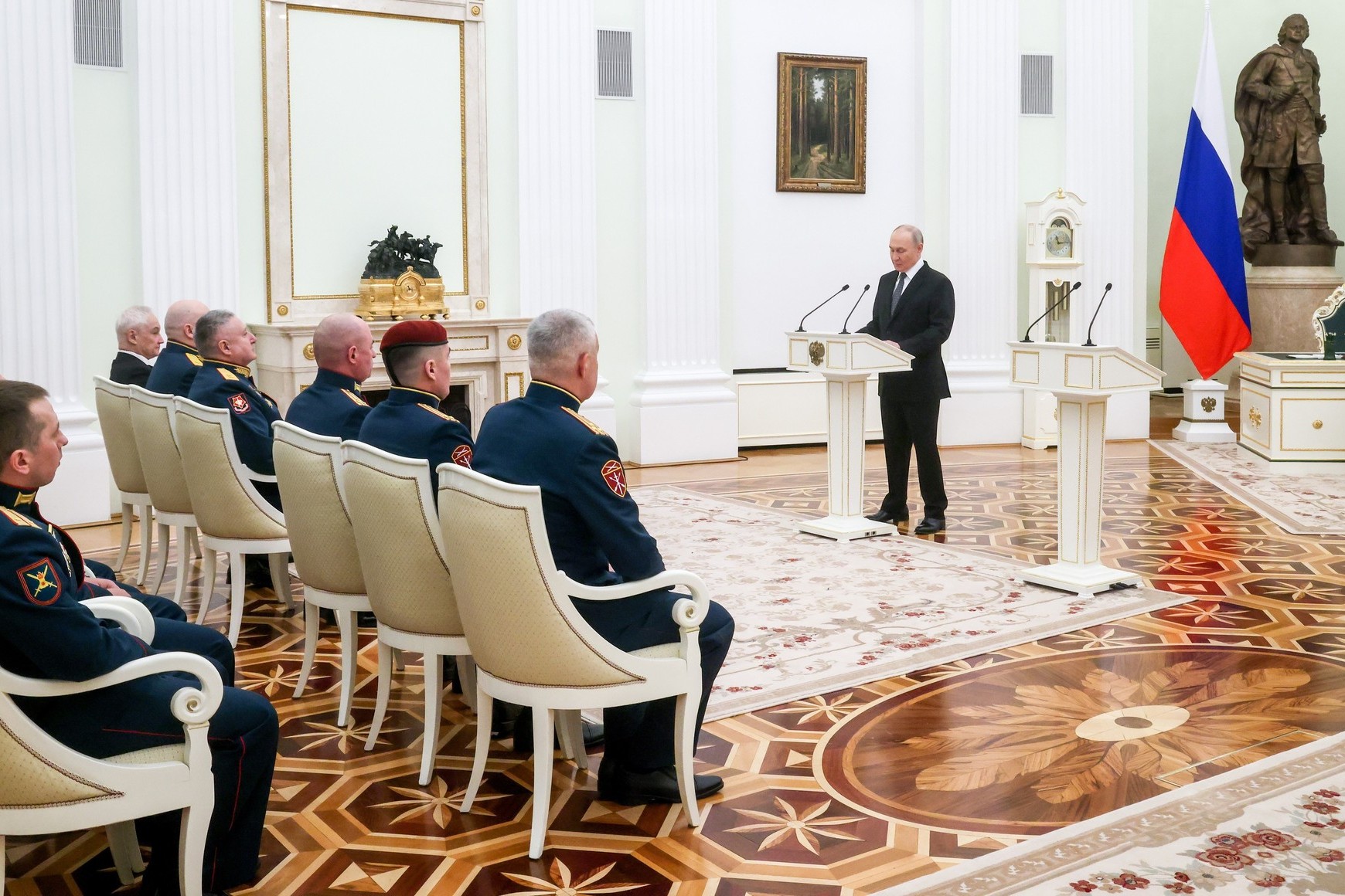 Владимир Путин вручил государственные награды военнослужащим в Кремле