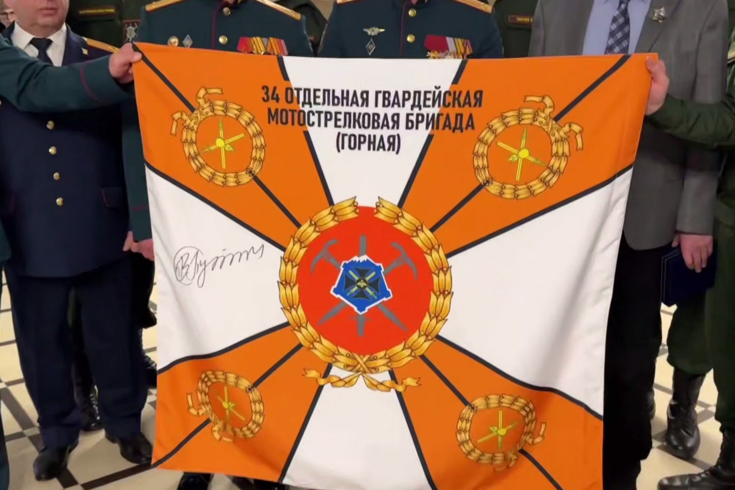 Рашид Темрезов передал 34-й бригаде боевое знамя с подписью Владимира Путина и гуманитарный груз