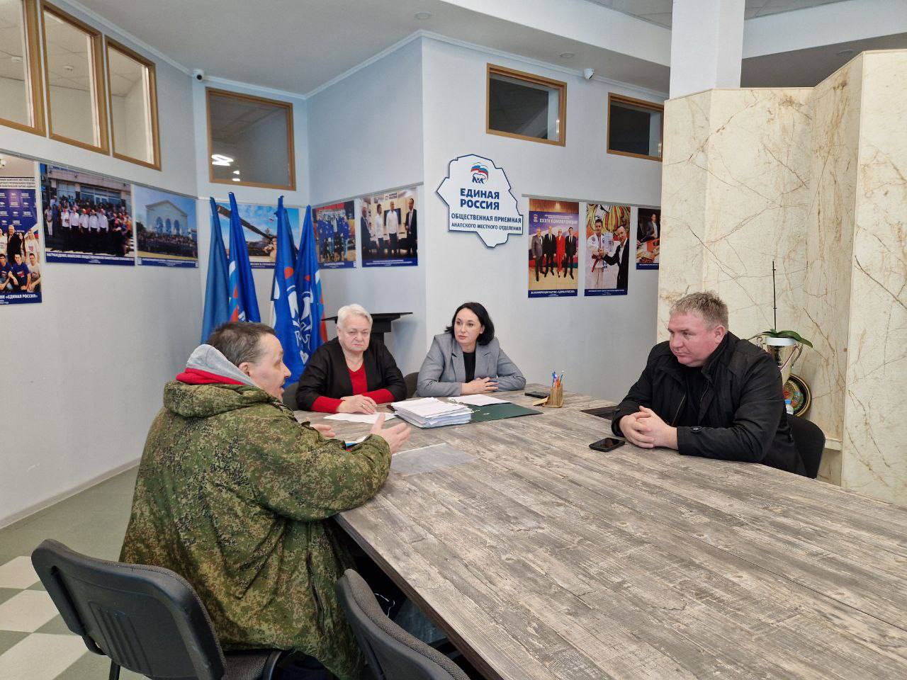 Депутат Государственной Думы Иван Демченко работает с обращениями местных жителей